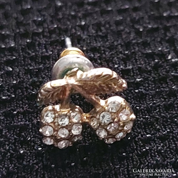 Nagyon mutatós régi ezüst színű fülbevaló kicsi kövekkel díszített beszúrós, cseresznye formában