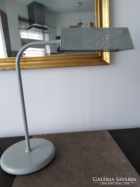 Table lamp with mesh metal roof