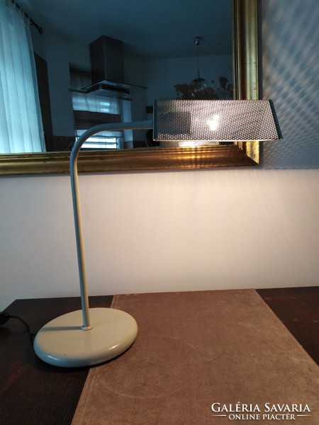 Table lamp with mesh metal roof