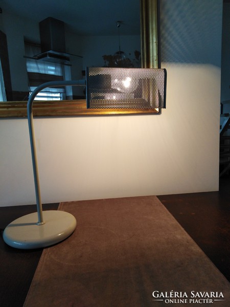 Asztali lámpa, hálós fém tetővel