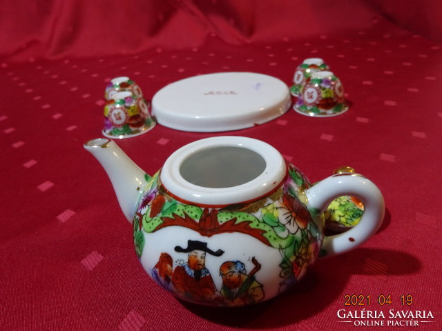 Japanese porcelain for four people, travel tea set. He has!
