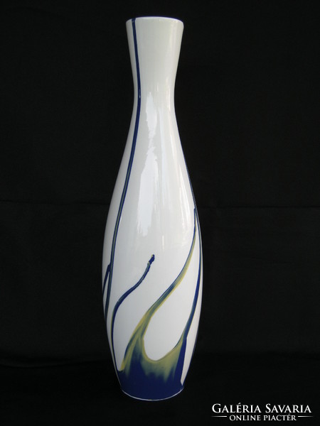 A large vase of Aquincum porcelain