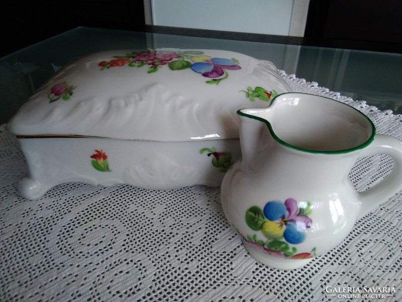 Ó-Herendi porcelán mini tejkiöntő a korra jellemző zöld szegéllyel és mintával.