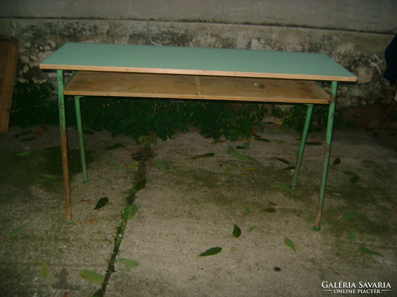 Retro, csővázas iskolai íróasztal