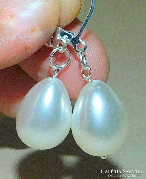 Off-white drop shell pearl pearl earrings