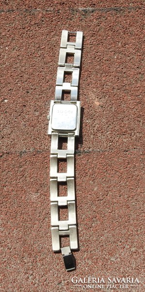Gucci watch - with original metal strap