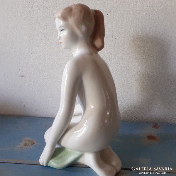 Aquincumi  porcelán női akt 24×13 cm