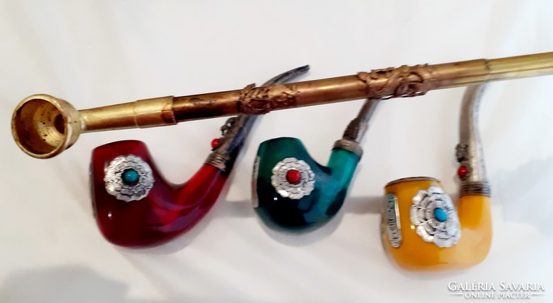 The amber pipe is green (copal resin, comes from China!)