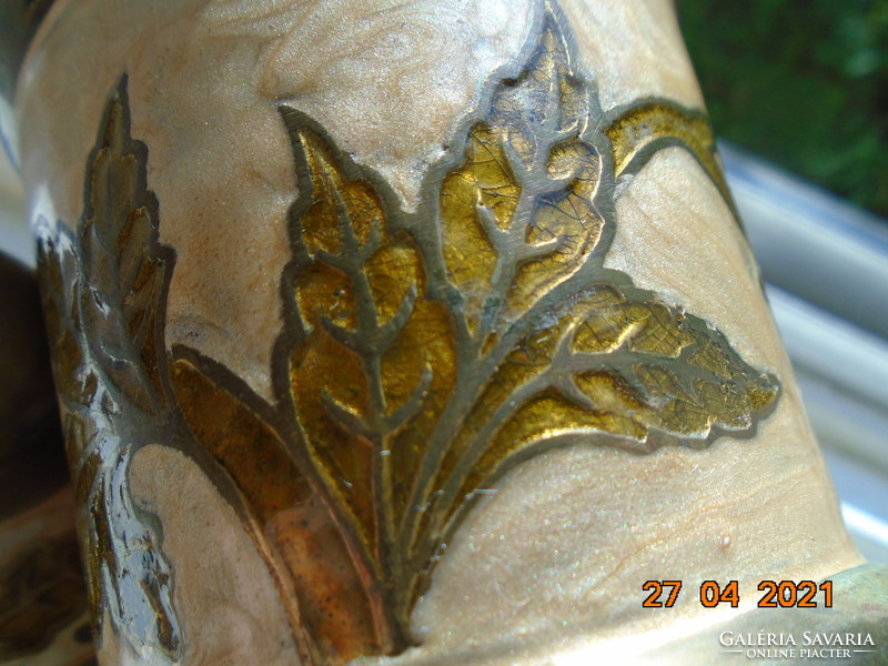 Compartment enamel with handmade floral patterns in a solid copper / bronze lid spice rack, storage