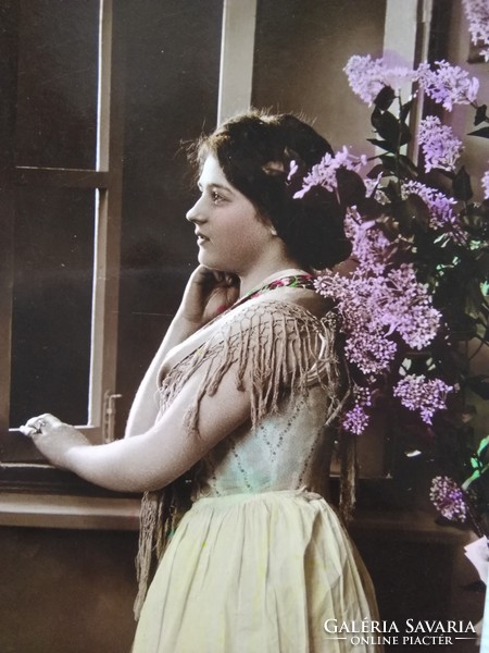 Antik kézzel színezett romantikus fotólap/képeslap hölgy az ablakban orgonával