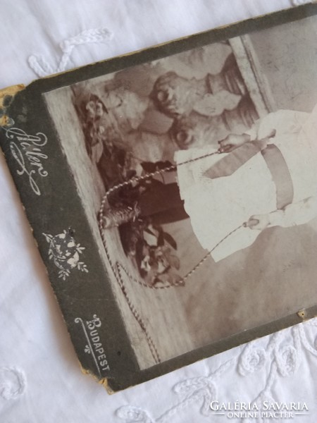 Antik magyar CDV/vizitkártya kislány ugrálókötéllel Adler Budapest műtermi fotója 1904