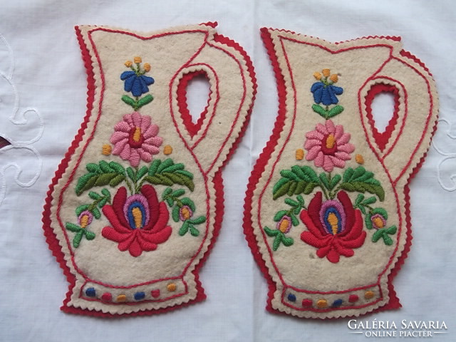 2 Matyó embroidered jugs, wall decoration in a pair, 19 cm