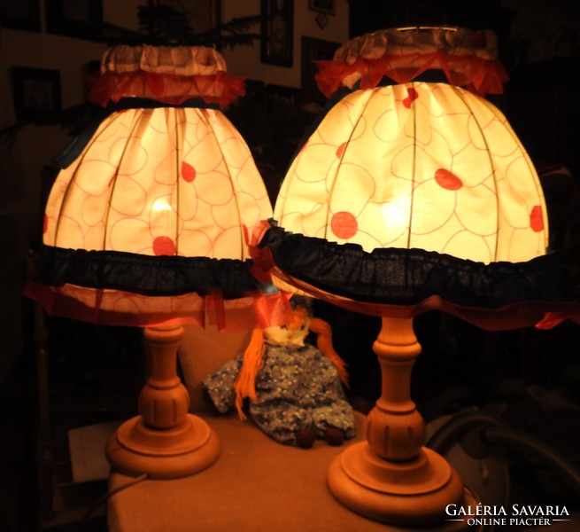 Bájos, lányos esztergályozott fa testű asztali lámpa pár - egyben
