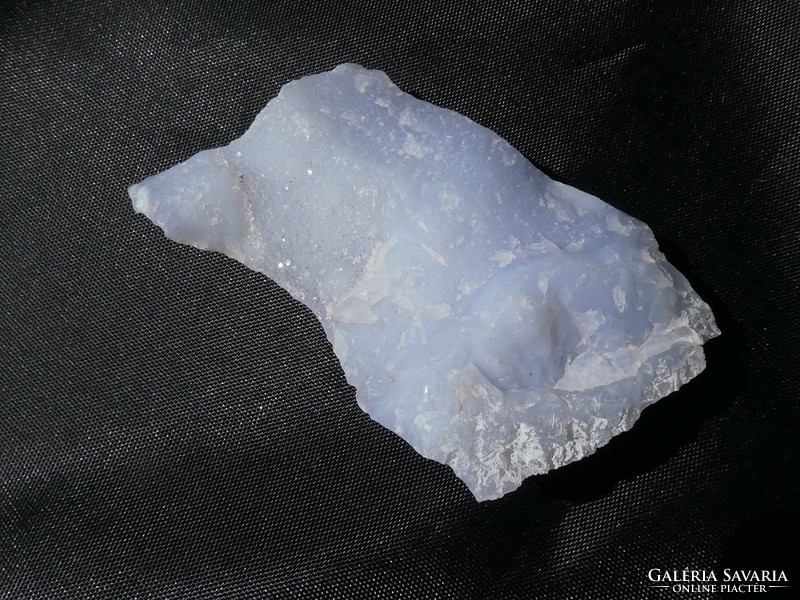 Természetes kék Kalcedon ásvány. Nagy méretű gyűjteményi mintadarab. 88 gramm