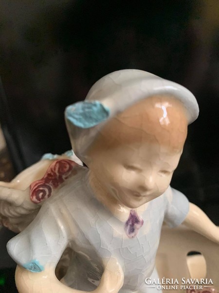 Antik majolika kisfiú tárolóval, ibolya vázával