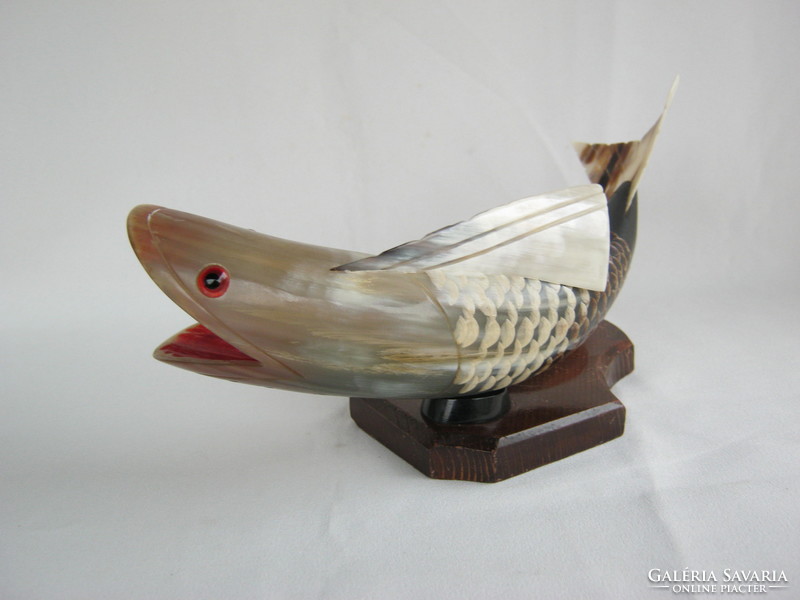 Retro horn fish