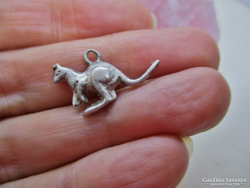 Gyönyörű kis ezüst kenguru medál