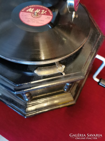 Tölcséres gramofon hanglejátszó készülék ( 8 szöglet alakú)