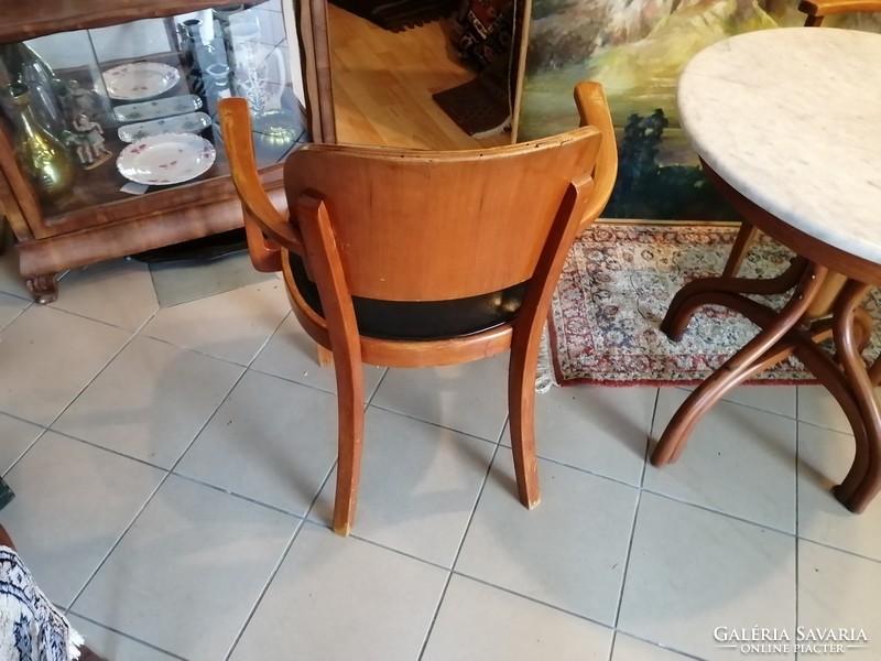 Két szék és thonet asztal
