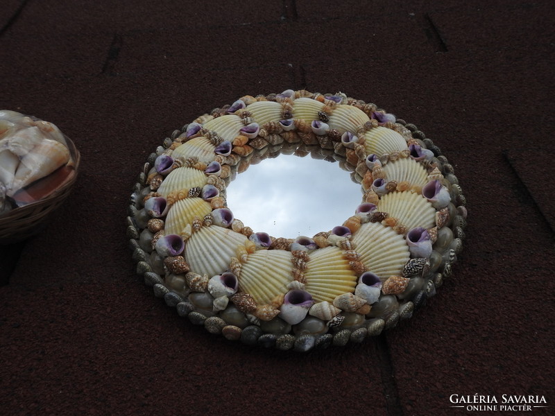 Tengeri csigákkal, kagylókkal kirakott kör tükör + ajándék kagyló - csiga kollekció dísz