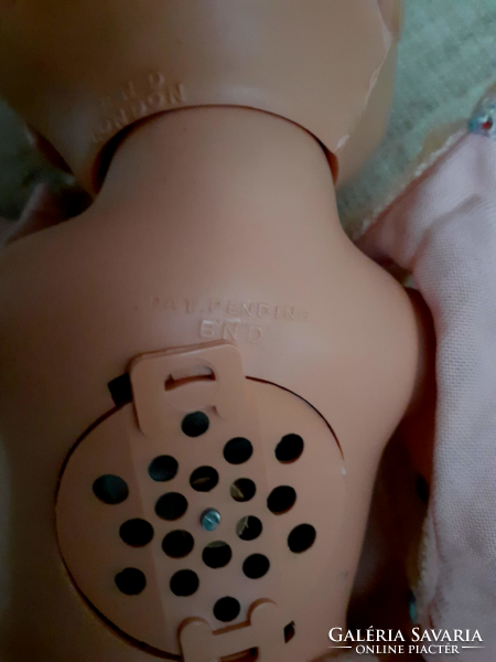 Régi jelzett alvós  baba hátában szerkezettel saját kis ruhájában
