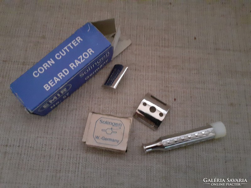 Retro corner razor in good condition in box