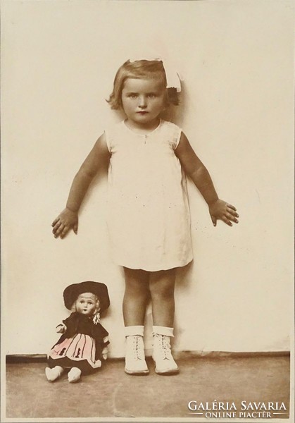 1E144 Régi keretezett kislány gyermek babával AUER fotográfia ~1940