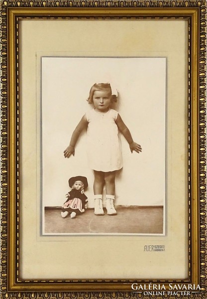 1E144 Régi keretezett kislány gyermek babával AUER fotográfia ~1940