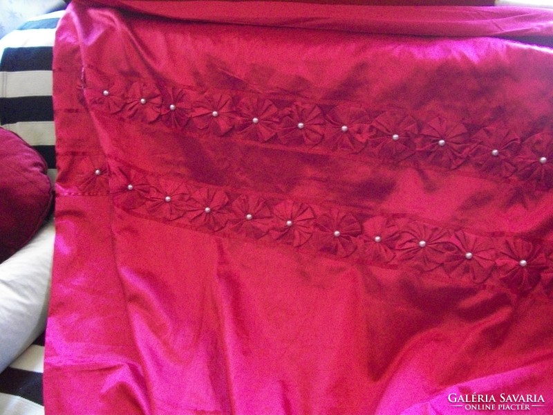 Cyclamen / burgundy silk bedding with beads