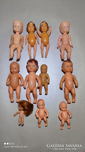 Most érdemes vásárolni! Vintage pici gumi és műanyag baba babák 11 darab csak egyben
