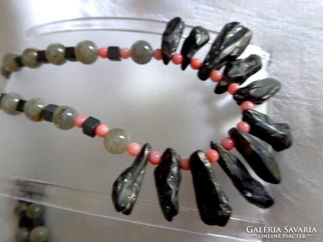 Composition anthracite, coral labradorite necklace