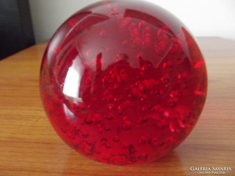 Gyönyörű piros buborékos üveg nehezék