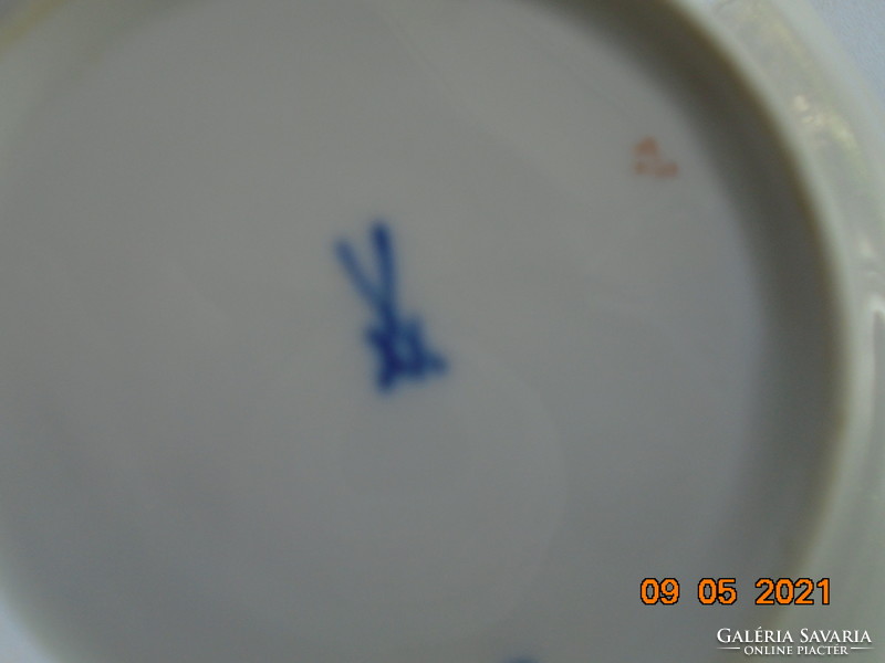 Kardos jelzéssel ,kézi számozással Meisseni kézzel festett virág mintás tálka