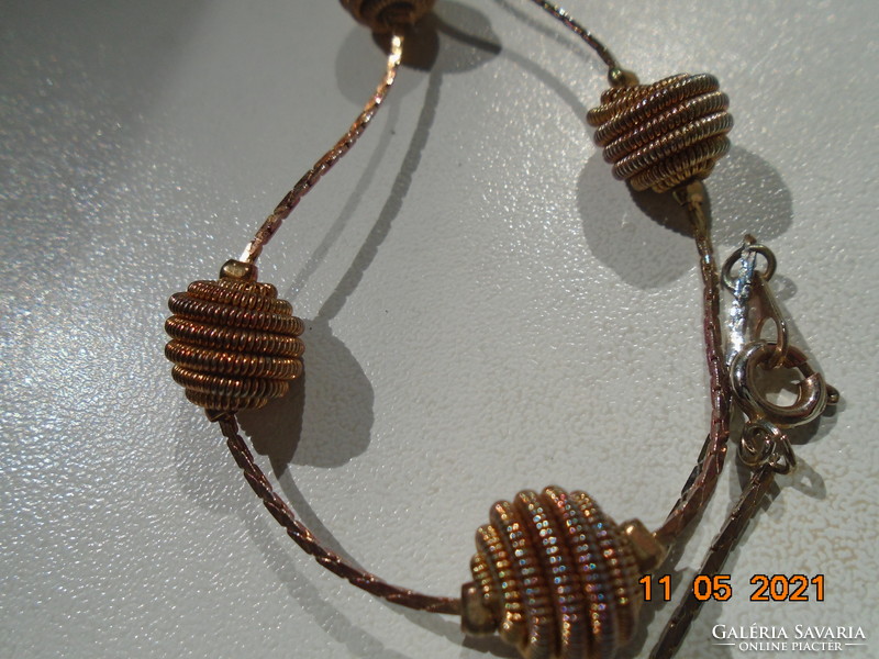 Nagyon érdekes, dekoratív nyakék arany színű vékony spirál sodrony gyöngyökből aranyozott nyakláncon