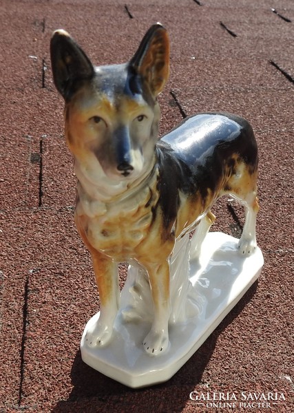 Régi sorszámozott porcelán farkaskutya figura