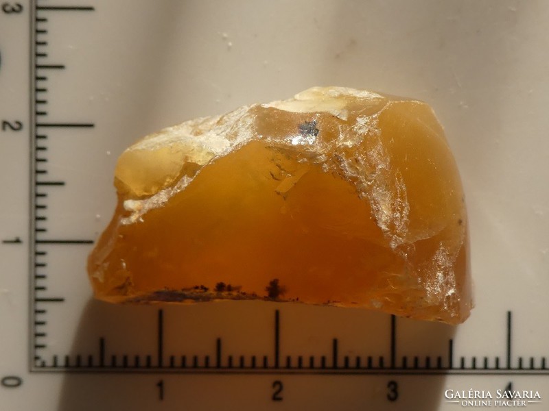 Természetes sárga Opál rög, apró dendrit foltokkal. Gyűjteménybe vagy ékszeralapanyagnak. 9,9 gramm
