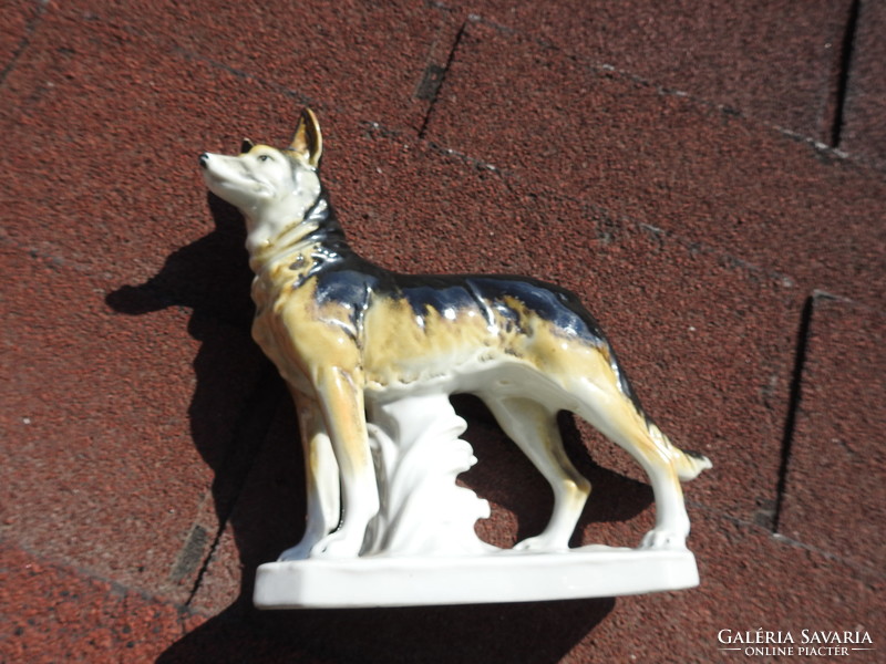 Régi sorszámozott porcelán farkaskutya figura