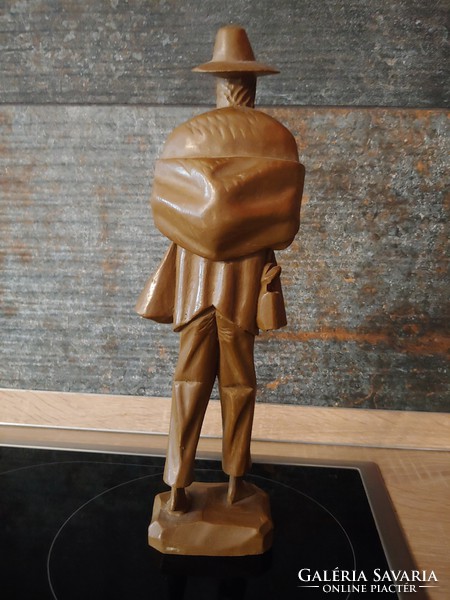 Kalapos szakállas vándor batyuval szobor 30 cm