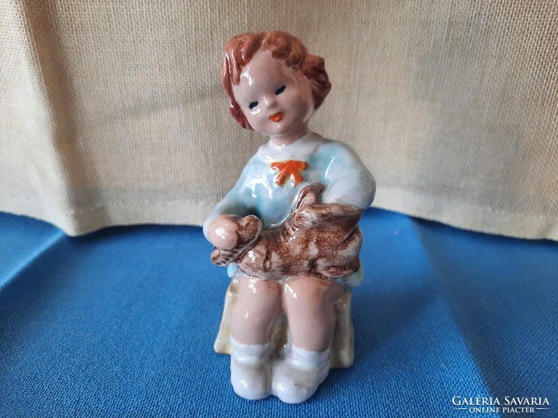 Cipőpuculó kislány, festett-mázas kerámia figura