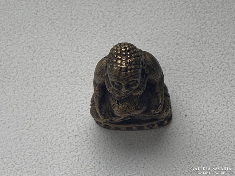 Bronz miniatűr Buddha talizmán szobor, 2,5 cm.