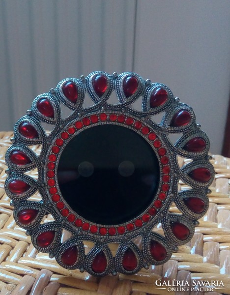 Round, silver-colored, metal, desktop picture frame inlaid with red drop-shaped beads, 10 cm in diameter