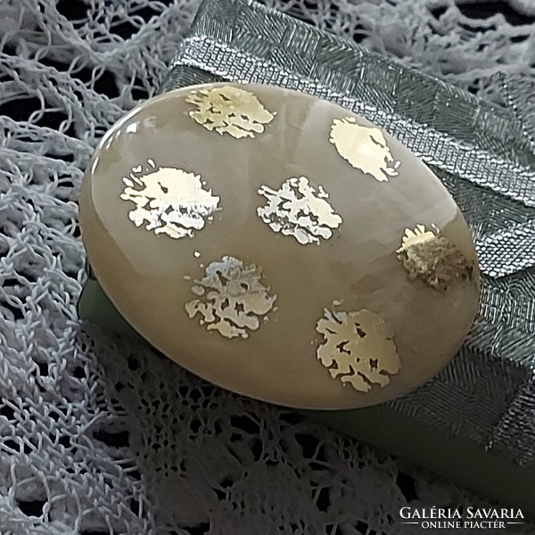 Pearl brooch badge with 14 carat gold pattern, flawless unique stylish piece