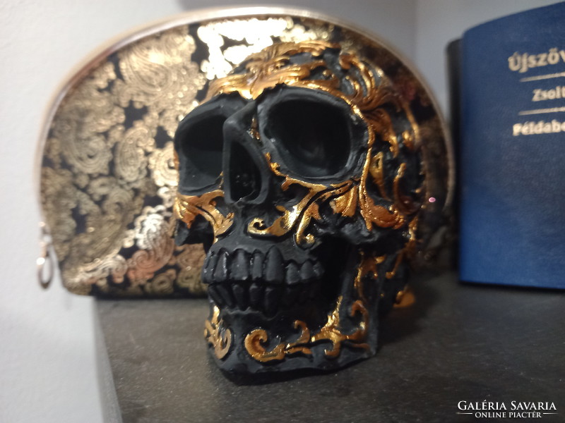 Különleges ornamentalis motivummal gazdagon díszitett fekete realisztikus koponya