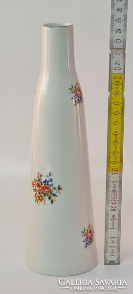 Hollóházi kis virágmintás, hengeres porcelán váza (1721)