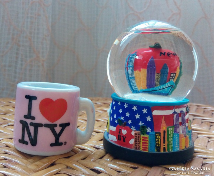 New York kedvelőknek remek ajándék ,  - a Nagy Alma hógömb + New York miniatűr  bögre