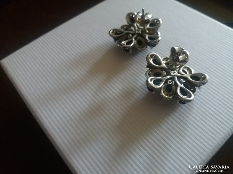 Decorative silver earrings: onyx and zirconia