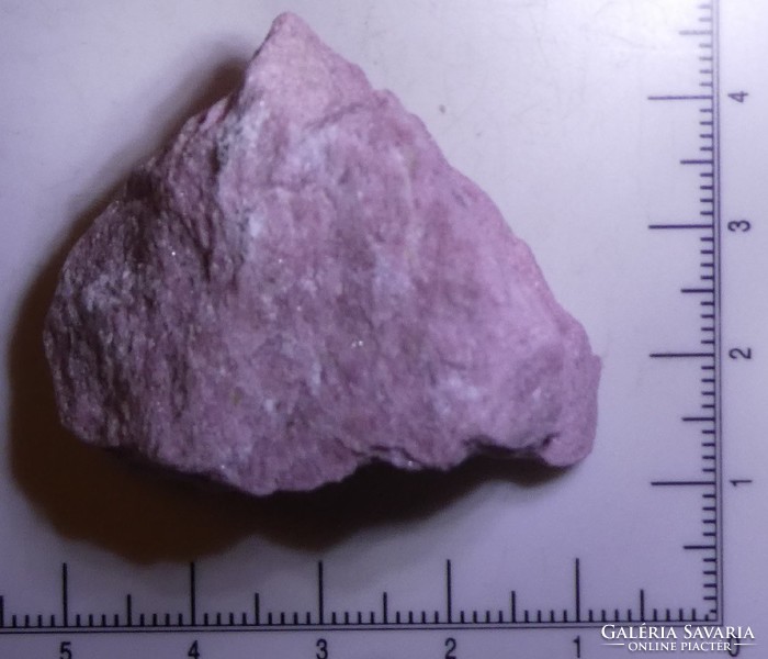 Természetes Thulit ásvány darab norvég lelőhelyről. Gyűjteménybe vagy ékszeralapanyagnak. 46 gramm.