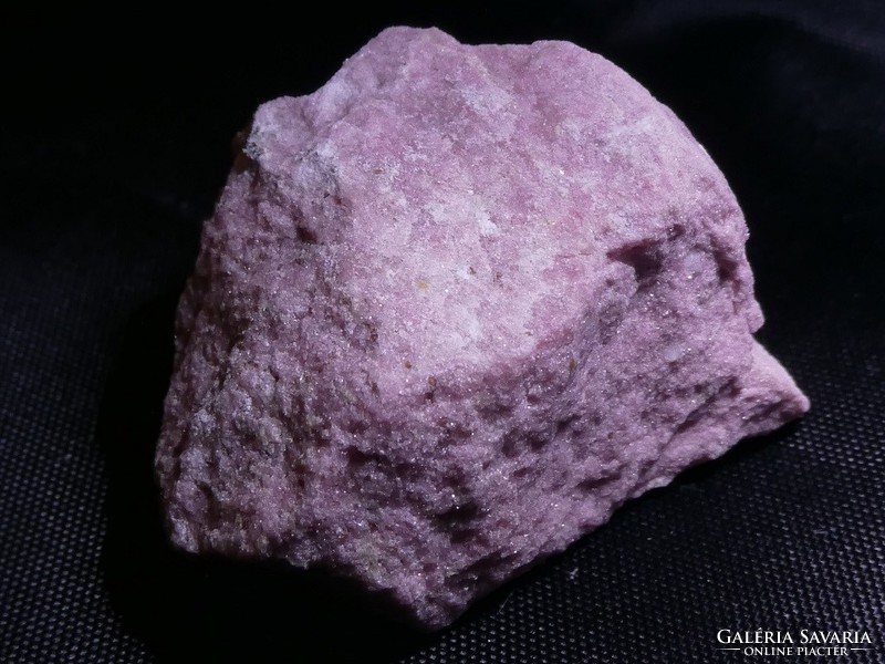 Természetes Thulit ásvány darab norvég lelőhelyről. Gyűjteménybe vagy ékszeralapanyagnak. 46 gramm.