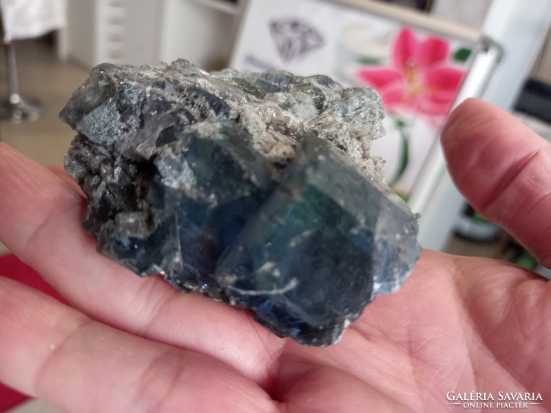 Fluorit  kockák kvarcon, szideriten 162 karát Mongólia