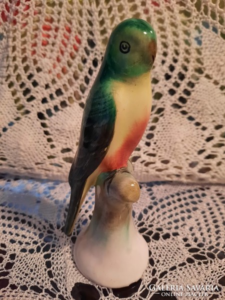 Színes papagáj nipp , figura pompás színekkel